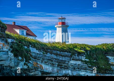 phare et maison de gardien de phare sur l'île aux Perroquets, une des îles de l'archipel Mingan dans la région Côte Nord du Québec (Canada) Banque D'Images