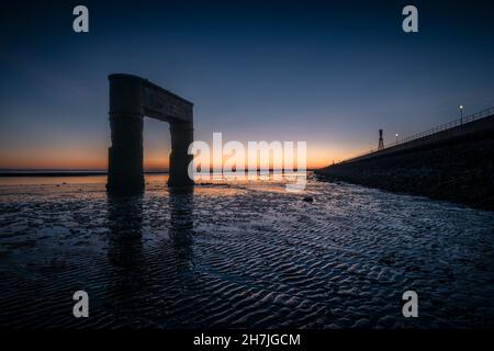 Ruine de l'ancien quai de ferry à Eckwarderhörne à marée basse dans la lumière du soir, Butjadingen, Wesermarsch, Basse-Saxe, Allemagne,Europe Banque D'Images