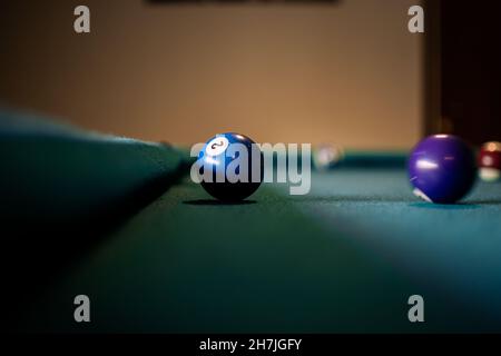 Cliché sélectif de boules de billard colorées sur une table de billard Banque D'Images