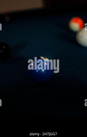 Plan vertical d'une boule de billard bleue sur une table de billard Banque D'Images