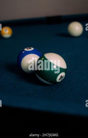 Plan vertical de boules de billard colorées sur une table de billard Banque D'Images