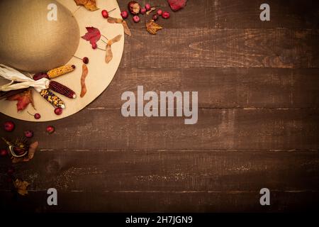 Chapeau beige avec éléments d'automne - châtaignes, feuilles, maïs, pommes de crabe.Concept d'automne.Flat lay, vue de dessus, espace de copie Banque D'Images