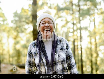 Femme noire positive en forêt d'automne Banque D'Images