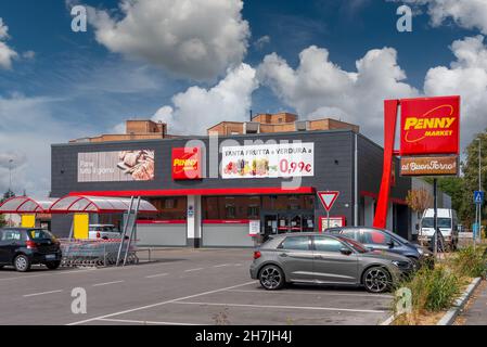 Fossano, Cuneo, Italie - 10 septembre 2021 : supermarché à prix réduits de marché de Penny d'origine allemande appartenant au groupe Rewe.Vue extérieure du bâtiment avec SH Banque D'Images