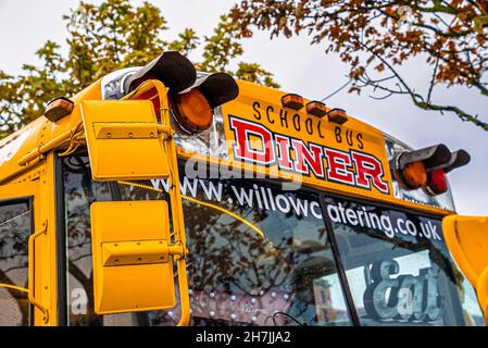 Autobus scolaire jaune de style américain utilisé comme restaurant en ville Banque D'Images