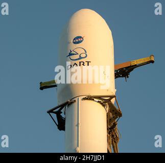 California.US, 23 novembre 2021, la fusée SpaceX Falcon 9 avec le test de redirection à double astéroïde, ou DART, vaisseau spatial à bord, est vue au lever du soleil, le mardi 23 novembre 2021, au complexe de lancement spatial 4E, base spatiale de Vandenberg en Californie.La DART est le premier essai de défense planétaire à pleine échelle de worlds, démontrant une méthode de la technologie de déflexion des astéroïdes.La mission a été construite et est gérée par l'APL Johns Hopkins pour le Bureau de coordination de la défense planétaire de NASAs.Crédit obligatoire : Bill Ingalls/NASA via CNP Banque D'Images