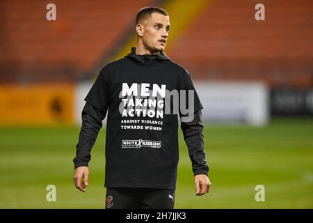 Jerry Yates #9 de Blackpool portant les hommes prenant des mesures contre la violence envers les femmes pendant l'échauffement avant-match Banque D'Images