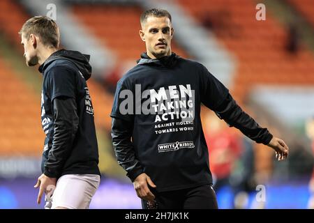 Blackpool, Royaume-Uni.23 novembre 2021.Jerry Yates #9 de Blackpool portant un t-shirt soutenant «je prends des mesures contre la violence envers les femmes» pendant l'échauffement avant le match à Blackpool, Royaume-Uni le 11/23/2021.(Photo de Mark Cosgrove/News Images/Sipa USA) crédit: SIPA USA/Alay Live News Banque D'Images