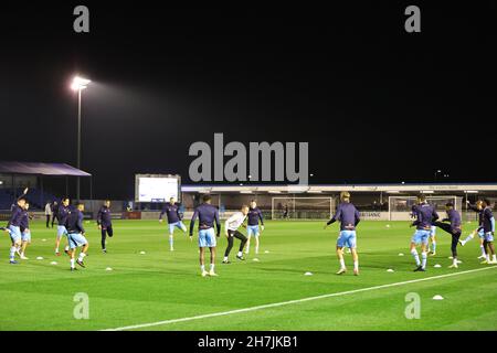 SOLIHULL, ROYAUME-UNI.23 NOVEMBRE.Grimsby Town s'échauffe avant le match de la Vanarama National League entre Solihull Moors et Grimsby Town au SportNation.bet Stadium, Solihull, le mardi 23 novembre 2021.(Crédit : James HolyOak/Alay Live News) Banque D'Images