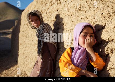 Les filles de la communauté ethnique Hazara se tiennent contre un mur, dans le village de Ragshad, à la périphérie de la ville de Bamyan, dans le centre de la province de Bamyan.AF Banque D'Images