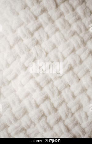 Gros plan d'une serviette simple blanche en tissu. Banque D'Images