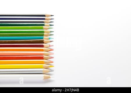 Crayons de couleur isolés sur fond blanc.Placer pour le texte.Copier l'espace Banque D'Images