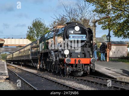 Marine marchande classe n° 35006 Peninsula & Oriental S.N.Co., en passant par la gare de Toddington Banque D'Images