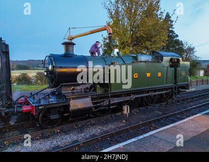 Churchward 42xx classe no 4270 (construit en 1919), prenant de l'eau à la station de Toddington Banque D'Images