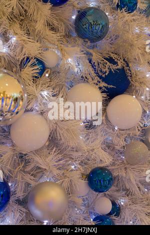 Décorations de Noël accrochées à un arbre artificiel Banque D'Images