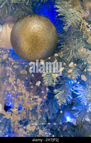 Décorations de Noël accrochées à un arbre artificiel Banque D'Images