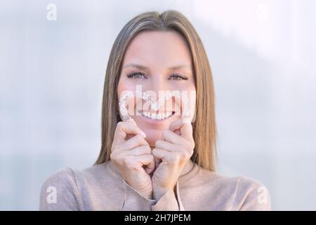 Femme avec le sourire parfait après le traitement invisible d'aligneurs dentaires Banque D'Images