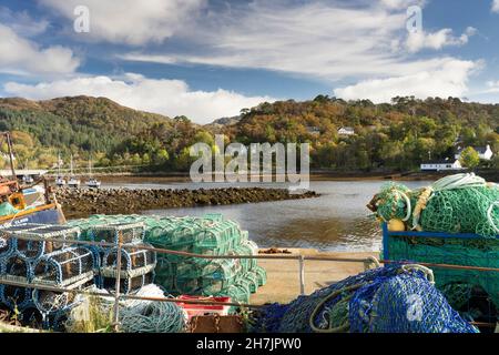 Filets de pêche à marée basse et colorés et pots de homard du côté du port à Gairloah, Wester Ross, North West Highland, Écosse Banque D'Images