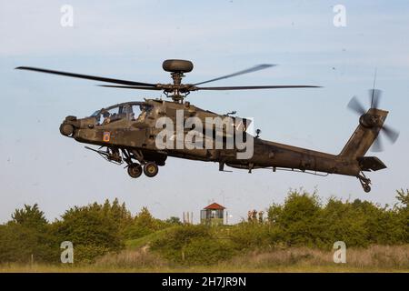 Kaposujlak, Hongrie - 5 juin 2021 : hélicoptère militaire américain Boeing AH-64 Apache à la base aérienne. Aviation et rotorcraft. Transport et transport aérien. Voler a Banque D'Images
