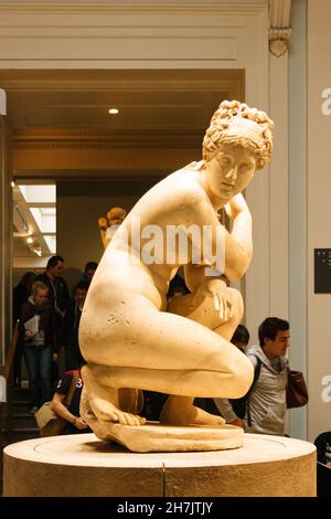 Londres, Royaume-Uni; 16 mars 2011: Sculpture d'Aphrodite croching, connue sous le nom de venus Lely, dans le British Museum. Banque D'Images