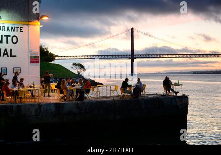 Vue de l'Almada sur le côté sud du Tage avec pont et restaurant Ponte final, Lisbonne, Portugal Banque D'Images