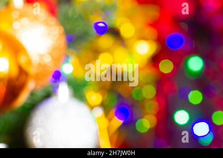 Jouets de Noël sur l'arbre de Noël sur le fond lumineux coloré.Belles décorations de Noël en verre.Jouets du nouvel an frais et lumineux Banque D'Images