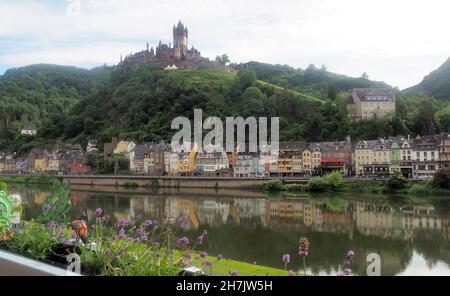 Vue sur Cochem avec Reichsburg, sur la Moselle, Rhénanie-Palatinat, Allemagne Banque D'Images