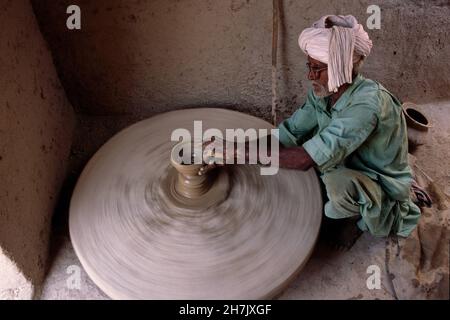 Un artisan qui clayware traditionnels à l'aide de la roue tournante, dans un village, dans le désert du Thar, dans la province de Sindh, au Pakistan. Le 26 avril 2005. Banque D'Images