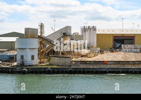 Poole, Dorset, Angleterre - juin 2021 : machines et équipements d'une usine de traitement du sable dans les docks de Poole Harbour Banque D'Images