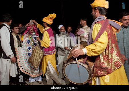 Bhangra, une forme traditionnelle de musique et de danse folkloriques, est originaire de la province du Punjab il y a plus de 500 ans.Le traditionnel Bhangra a été exécuté pour la première fois du Banque D'Images