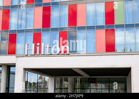 Bournemouth, Angleterre - juin 2021 : vue extérieure de l'entrée de l'hôtel Hilton dans le centre-ville Banque D'Images