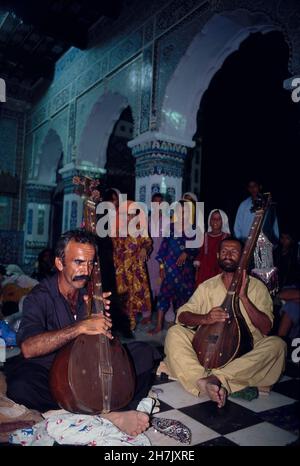 Des musiciens chantent des chansons mystiques de Shah Abdul Latif Bhatai, un célèbre poète soufi, à son sanctuaire connu sous le nom de Bhit Shah, dans la province de Sindh, au Pakistan. Banque D'Images