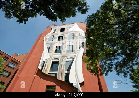 Toronto, Ontario / Canada - juin 30 2011 : Paysage urbain - immeuble Gooderham - édifice emblématique avec une fresque murale Banque D'Images