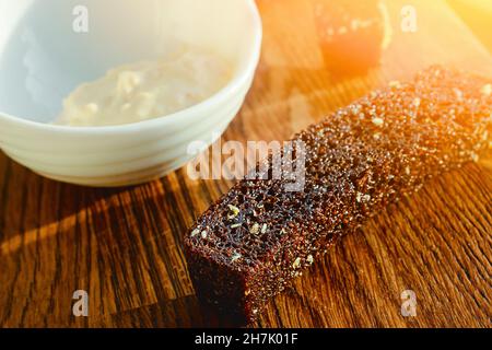 Les croûtons de pain frits avec sauce sont sur une table en bois.En gros plan, encas pour bière.Arrière-plan. Banque D'Images