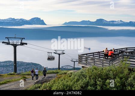 Téléphérique, de Fagernesfjell vous avez une vue magnifique sur l'Ofotfjord et Narvik, Norvège Banque D'Images