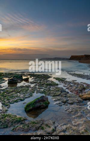 côte de l'île de wight baie de compton au coucher du soleil, belle lumière sur le rivage de l'île de wight, paysage marin d'ambiance à l'île de wight de compton bat Banque D'Images