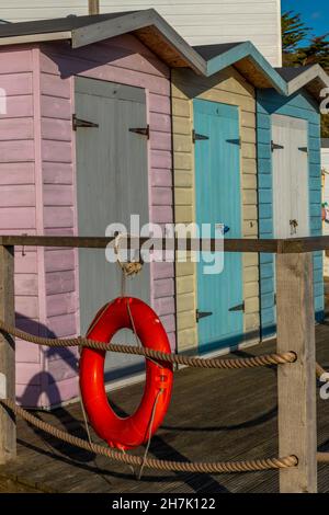 huttes de plage aux couleurs vives sur la côte de l'île de wight, couleurs pastel peintes sur les huttes de plage au bord de la mer sur l'île de wight. Banque D'Images