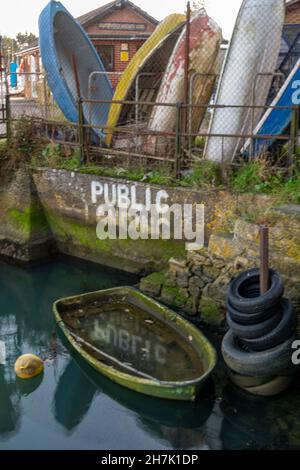 les marches d'atterrissage publiques couvertes d'algues de la marée dans le port sur la côte de l'île de wight uk, les vieux bateaux et les marches d'atterrissage dans le port. Banque D'Images