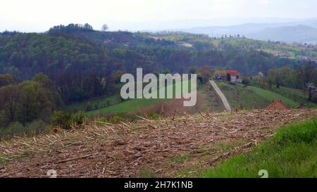 Panorama de la vallée de la rivière Jadar dans l'ouest de la Serbie près de la ville de Loznica. Banque D'Images