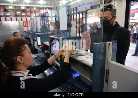 Ankara, Turquie.23 novembre 2021.Un client échange de l'argent dans un bureau de change à Ankara, Turquie, le 23 novembre 2021.La Banque centrale de la République de Turquie (CBRT) a déclaré mardi qu'elle maintient sa politique de mise en œuvre d'un taux de change flottant et qu'elle n'a aucun engagement à 'n'importe quel niveau de taux de change' car la lire, la monnaie du pays, a atteint un niveau record sur les marchés des forex.Mardi, le taux de change de la lire turque a perdu près de 10 pour cent à 13.44 liras contre le dollar américain avant de récupérer une partie de sa perte en fin d'après-midi.Crédit: Mustafa Kaya/Xinhua/Alamy Live News Banque D'Images