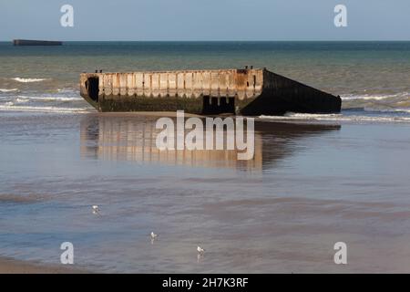 Vestiges du port de Mulberry construits pendant la Seconde Guerre mondiale, Arromanches-les-bains, Normandie, France Banque D'Images