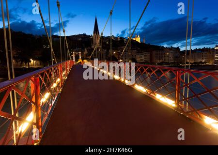 Passerelle rouge sur la Saône, Lyon, France Banque D'Images