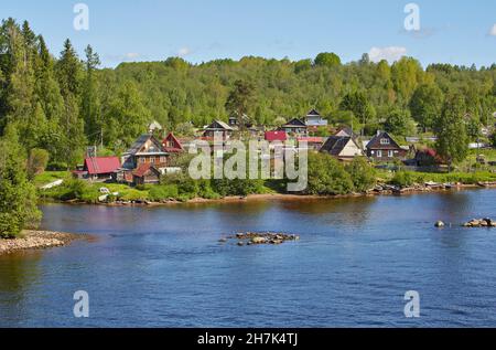 Paysage et peuplement près d'Uslanka sur la rivière SWIR, moyenne SWIR, canal Lénine-Volga-mer Baltique, oblast de Leningrad, Russie,Europe Banque D'Images