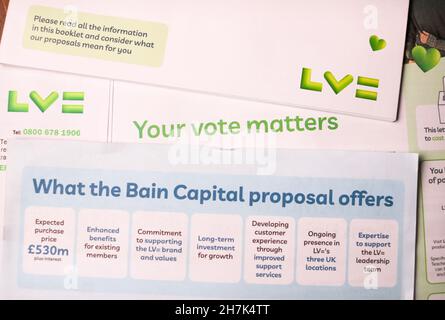 L'assureur britannique LV=, connu sous le nom de Liverpool Victoria, a adressé une lettre aux membres pour avoir voté sur la proposition de prise de pouvoir de 530 millions de livres sterling par le groupe américain de capital-investissement bain Capital. Banque D'Images