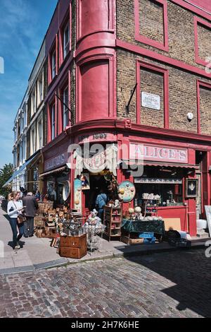 Alice's antiques, une célèbre boutique d'époque sur Portobello Road, Notting Hill, Londres, Royaume-Uni. Banque D'Images