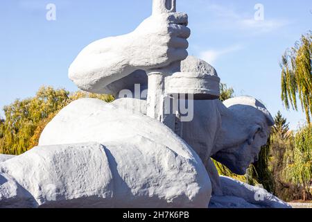 BREST, BÉLARUS - 19 OCTOBRE 2019: Sculpture 'soif' d'un défenseur de soldat de l'eau de la forteresse de Brest pendant la Seconde Guerre mondiale occupant la ville Banque D'Images