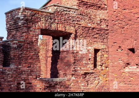 BREST, BÉLARUS - 19 OCTOBRE 2019 : fragment du mur de briques rouges des ruines du complexe du Monument des héros de la forteresse de Brest. Banque D'Images