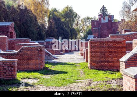 BREST, BÉLARUS - 19 OCTOBRE 2019 : fragment du mur de briques rouges des ruines du complexe du Monument des héros de la forteresse de Brest. Banque D'Images