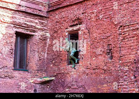 BREST, BÉLARUS - 19 OCTOBRE 2019 : fragment du mur de briques rouges des ruines du complexe du Monument des héros de la forteresse de Brest. Banque D'Images