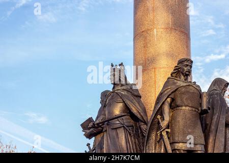 BREST, BÉLARUS - 19 OCTOBRE 2019 : les statues du prince Vladimir Vasilkovich avec la tour Kamenets et le prince Vytautas sur le monument du millénaire contre b Banque D'Images